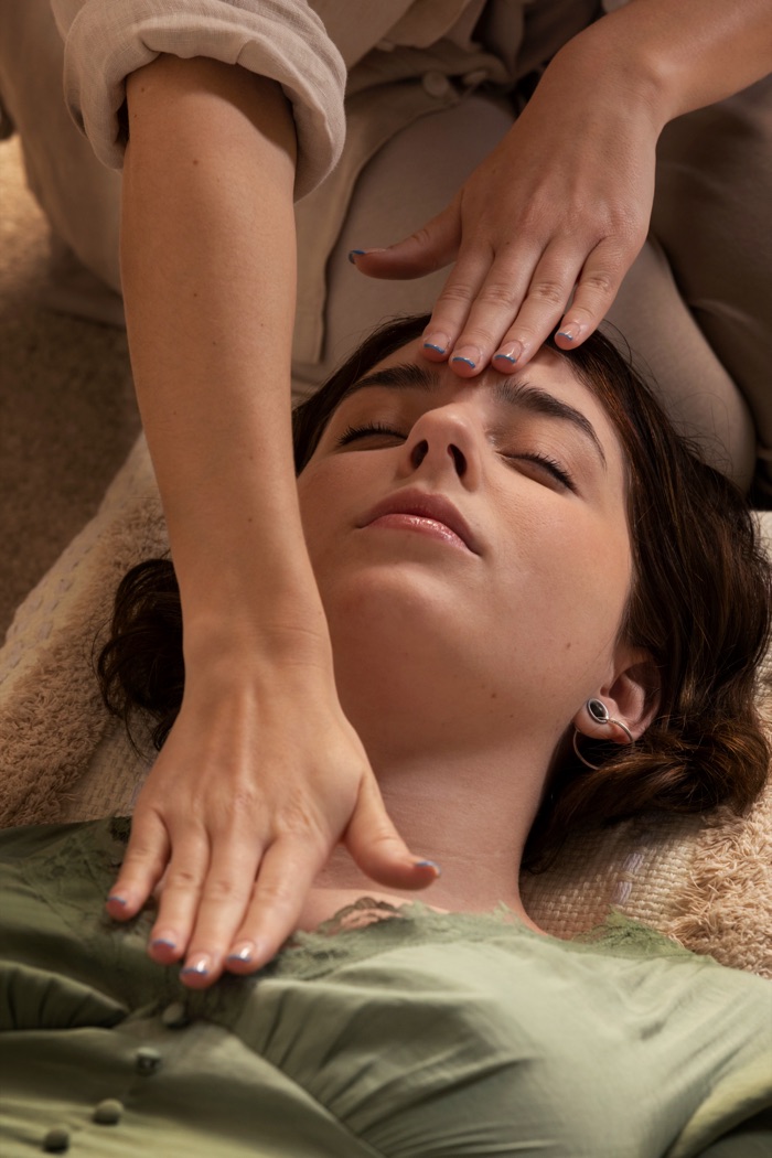 Manos durante una sesión de reiki