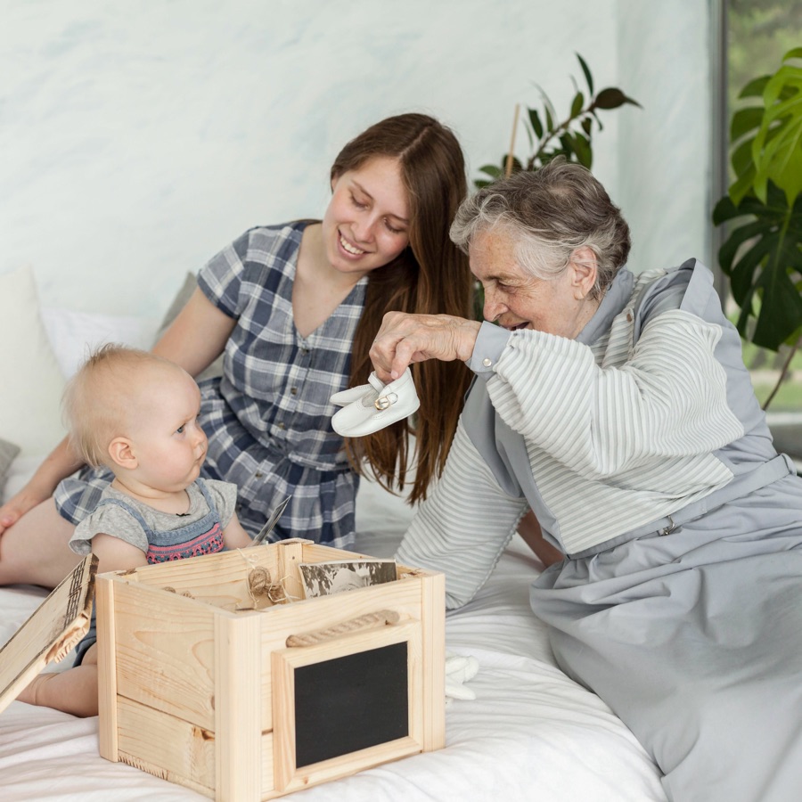 Tres generaciones de una familia compartiendo un momento juntos